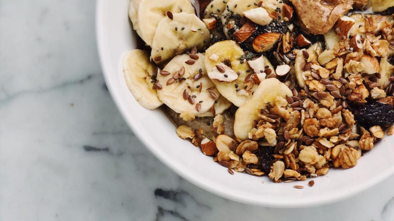 oatmeal with bananas and nuts
