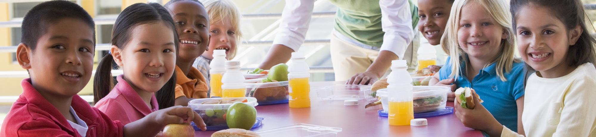 Kids eating a healthy lunch.
